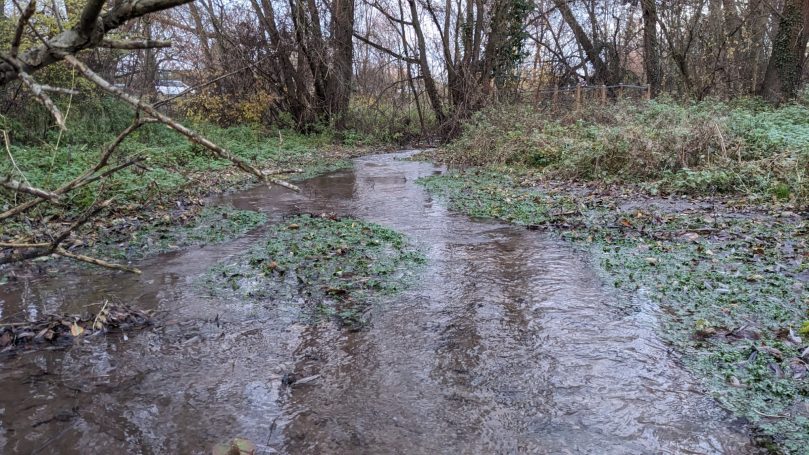 Wasser fließt durch eine Ausgleichsfläche